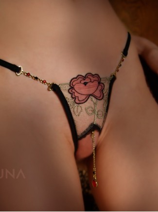 elegante perizoma gioiello aperto all'inguine in tulle con rosa ricamata modello Kali