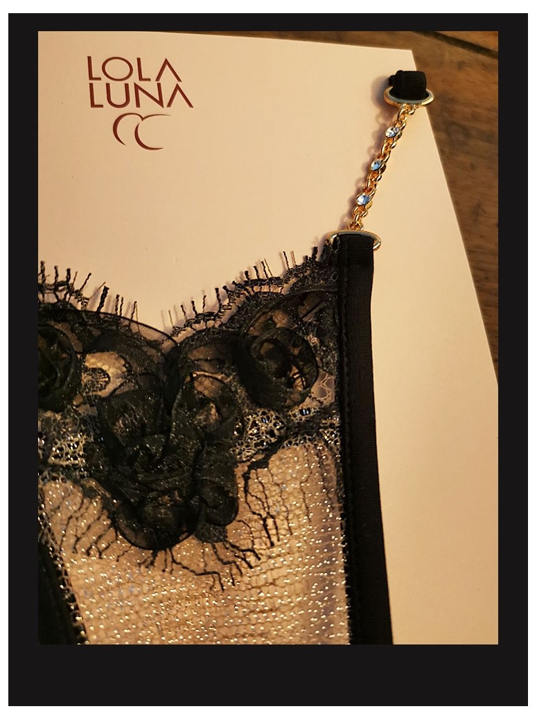 elegante perizoma gioiello con inserto in pizzo nero modello Togo