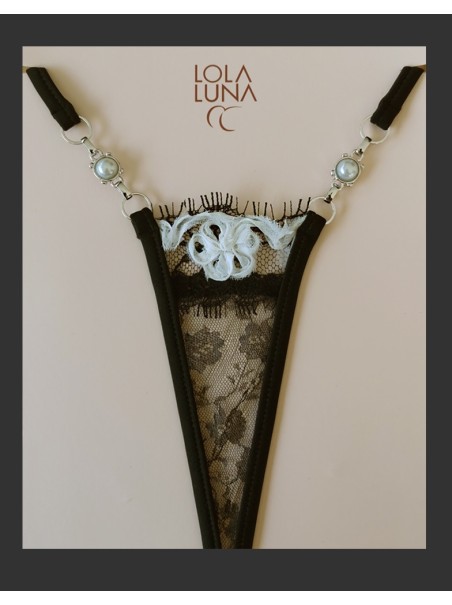 sexy micro perizoma gioiello in pizzo nero con ricami bianchi modello Belize