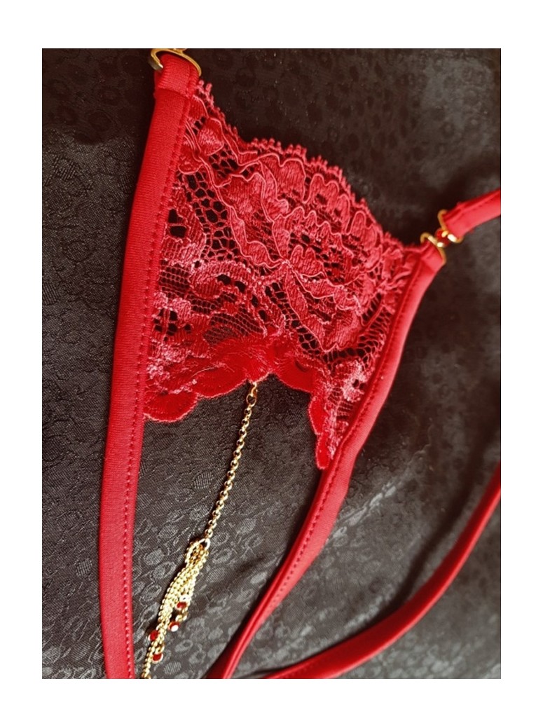 provocante perizoma aperto in pizzo rosso con gioielli e catenine dorate modello Carmen