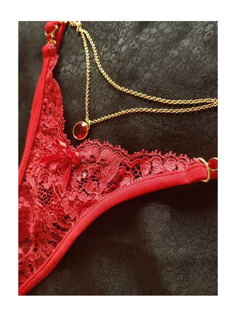sensuale perizoma in pizzo rosso con catenina dorata e gioiello modello Carmen