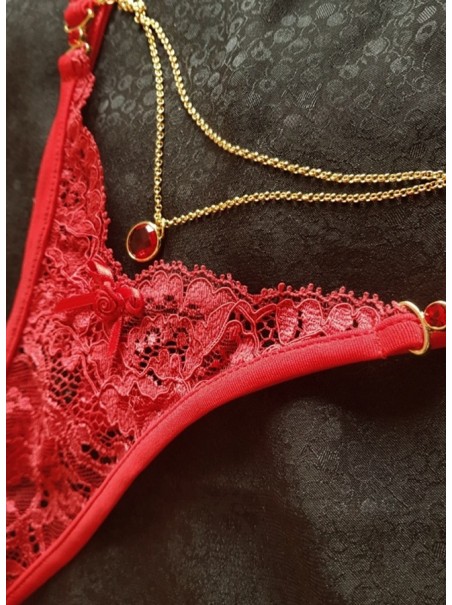 sensuale perizoma in pizzo rosso con catenina dorata e gioiello modello Carmen