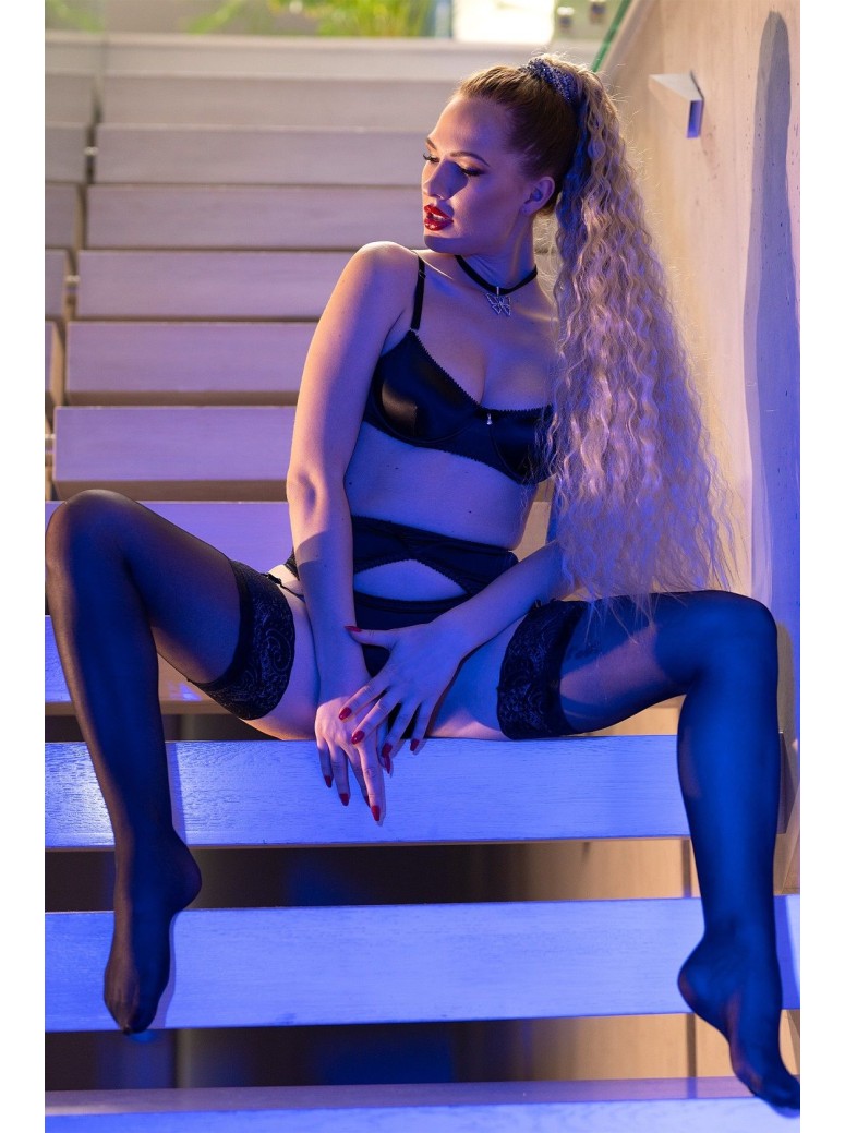 elegante set 4 pezzi in raso nero con calze incluse