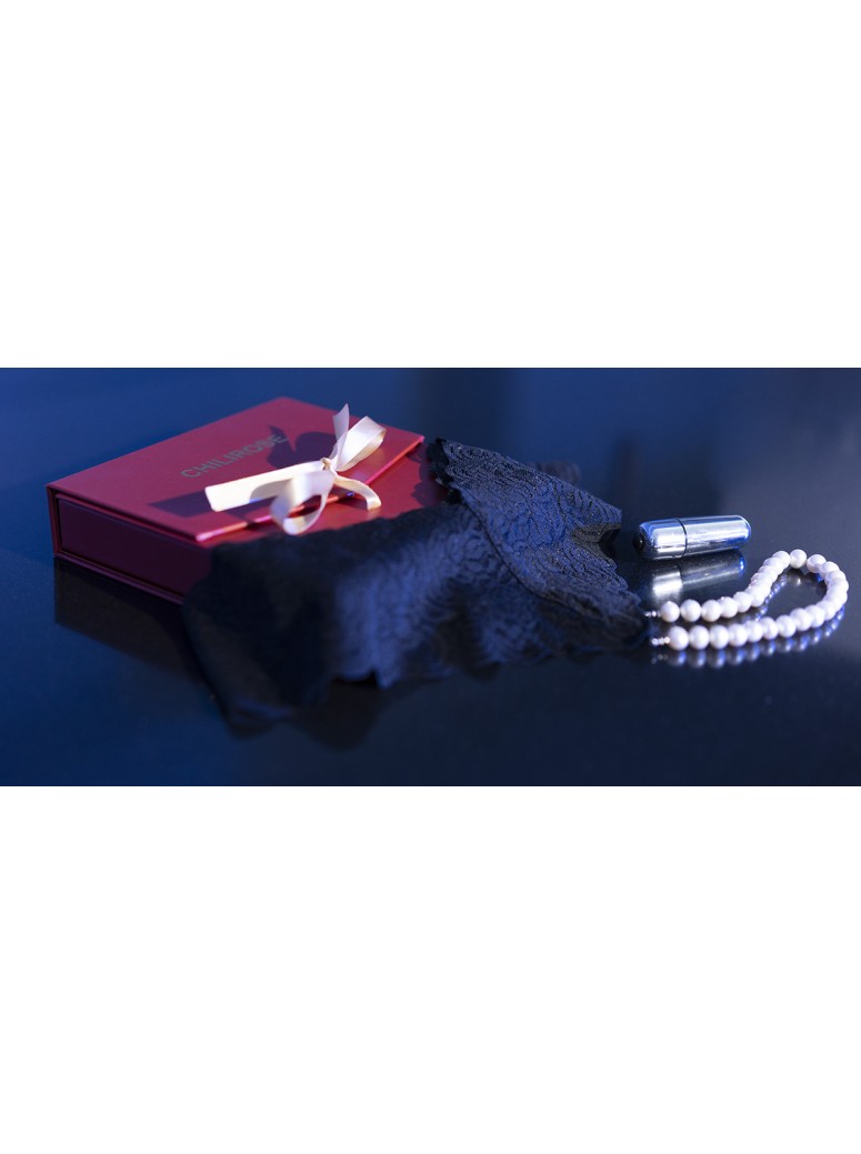 meraviglioso perizoma in pizzo nero con perle naturali completo di mini vibratore