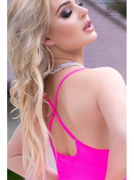 seducente abitino rosa acceso con incrocio sulla schiena e perizoma incluso