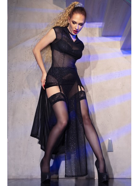 intrigante abito lungo con doppio spacco davanti e cappuccio integrato