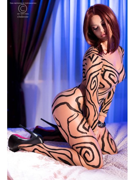 intrigante bodystocking aperta color carne con effetto tatuaggio